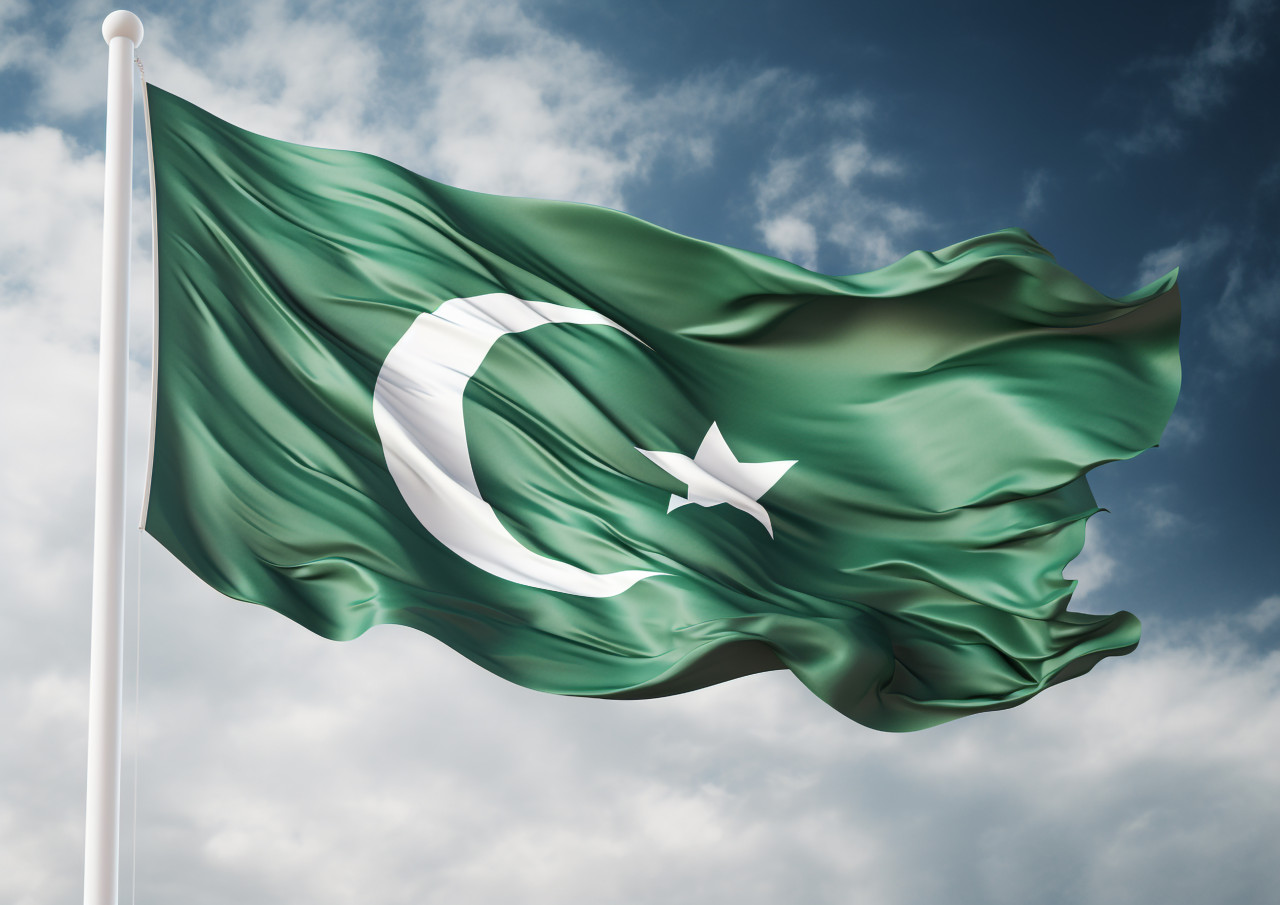 Proudly waving pakistan flag, pakistan independence day photos