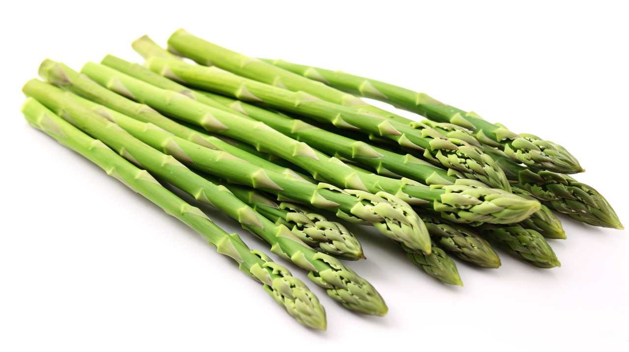 Asparagus in water on white, asparagus image