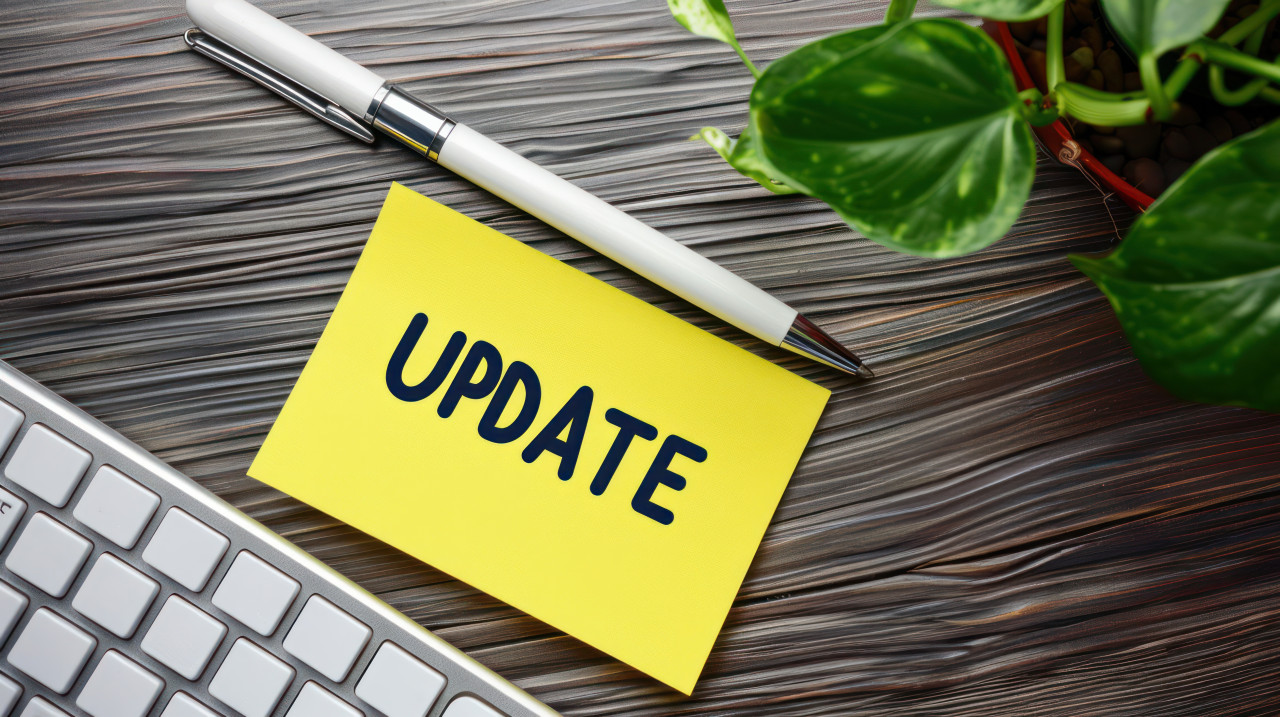 Yellow sticky note with update text, software update concept, digital technology