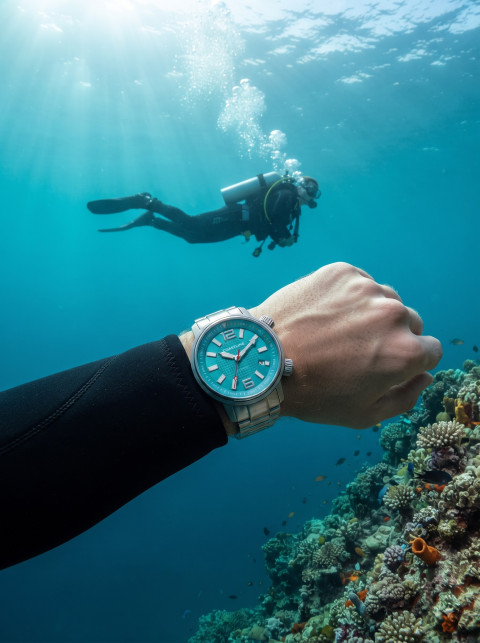 Diver Watch Commercial E-Commerce Photoshoot Prompts - Angle 2