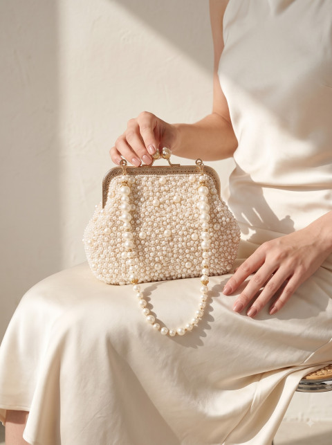 AI Pearl Clutch Bag Photography Prompts Elegant Studio & Lifestyle Collection - Angle 3