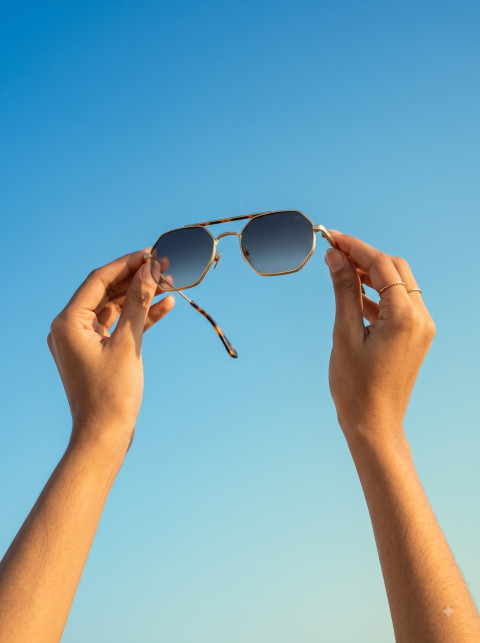 AI Luxury Eyewear & Designer Sunglasses Studio Photography Prompts - Angle 3