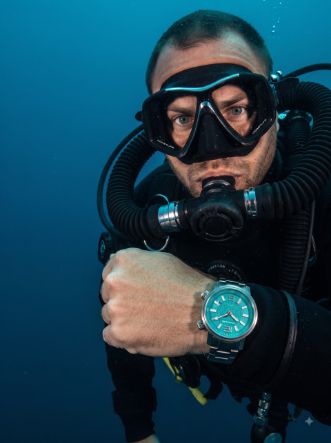 Diver Watch Commercial E-Commerce Photoshoot Prompts - Primary Shot